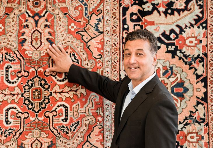 Teppich-Verkauf – Mann präsentiert Teppich