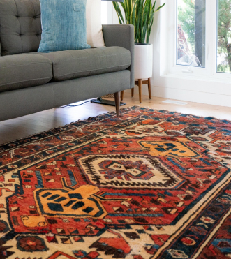 Antiker handgefertigter Orientteppiche in Wohnzimmer.